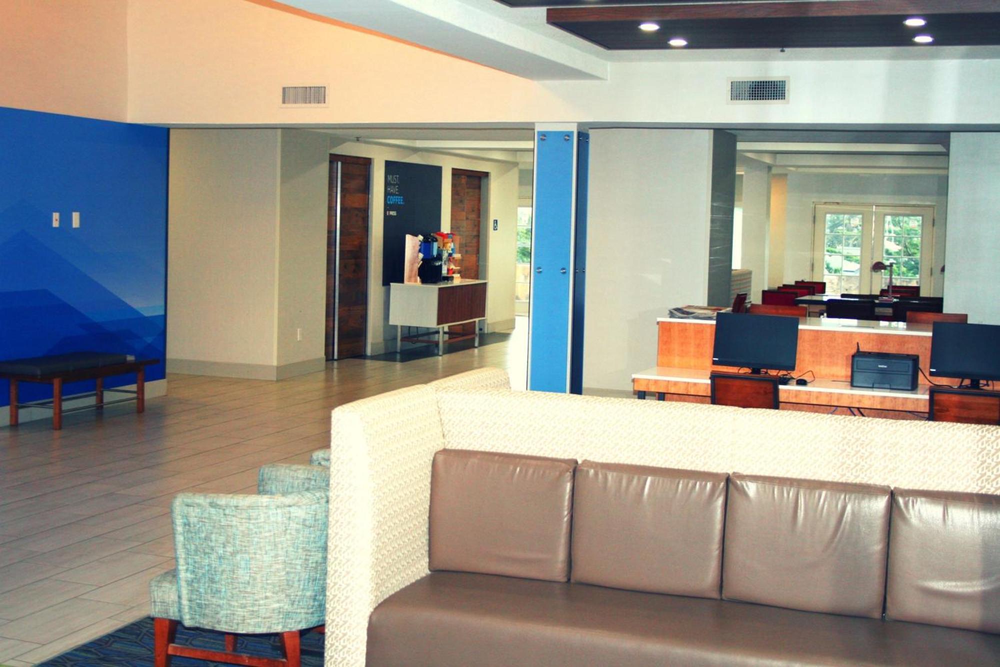 Holiday Inn Express Hotel & Suites Marina By Ihg Εξωτερικό φωτογραφία